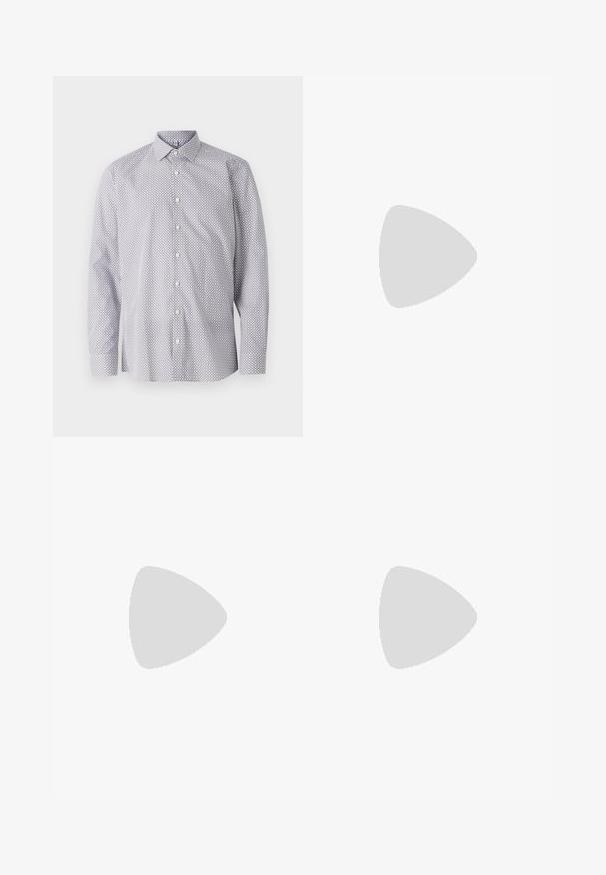 Camicia a maniche lunghe bianca con un motivo geometrico nero, dotata di colletto classico, patta con bottoni e morbido tessuto di cotone.; T-shirt di cotone verde chiaro con scollo rotondo, maniche corte e un logo del marchio stampato in modo discreto al centro del petto.; Pantaloni a gamba larga realizzati in tessuto grigio scuro. Presentano pences in vita, un design sartoriale e una silhouette dritta.; Scarpa oxford in pelle nera con design con lacci, punta arrotondata, suola piatta in gomma e dettagli di cucitura discreti lungo la parte superiore.