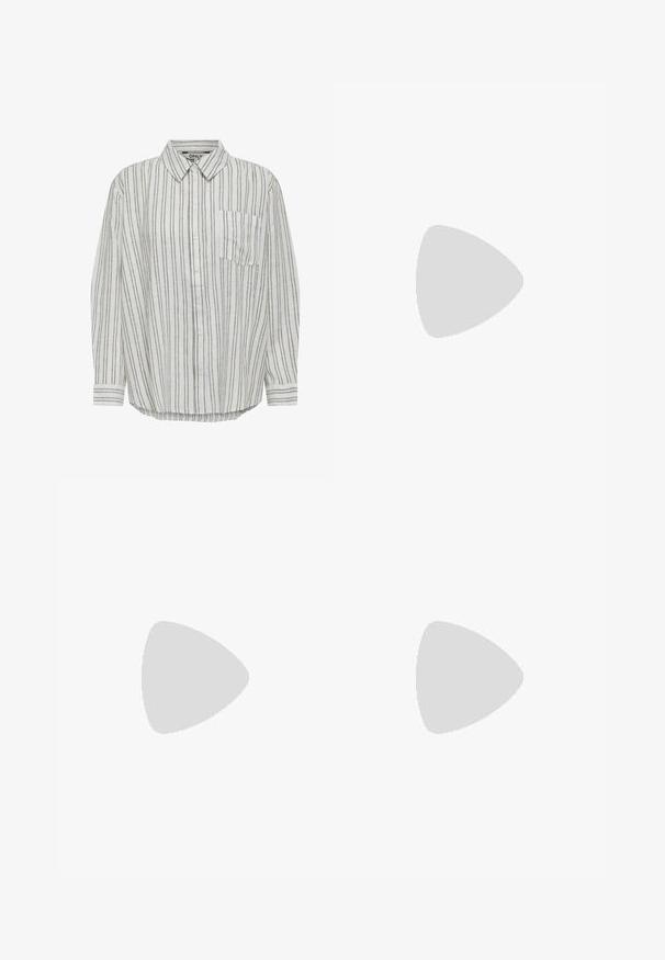 Gestreifte Hemdbluse in Weiß und Grau, mit Kragen, einer einzelnen Brusttasche und langen Ärmeln mit Manschetten. Aus weichem, leichtem Stoff.; Blaue High-Waist Weitbeinejeans mit vorderen aufgesetzten Taschen, Gürtelschlaufen, Knopfverschluss und Reißverschluss auf einem schlichten Hintergrund.; Schwarze Knöchelstiefel mit glänzendes Finish, quadratischer Zehenpartie, Blockabsatz und seitlichem elastischem Einsatz. Kombiniert mit schwarzen schmalen Hosen.; Schwarze Leder-Shopper-Tasche mit zwei langen Griffen, einer glatten Textur und einer strukturierten Form. Verfügt über eine Vordertasche für zusätzlichen Stauraum.