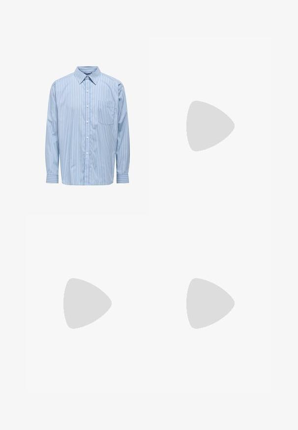 Helles blaues Longsleeve-Shirt mit weißen vertikalen Streifen, Button-Down-Kragen, einer Brusttasche und Manschettendetails. Glatte Stofftextur.; Graues kurzärmliges T-Shirt aus weichem Baumwollmix, mit klassischem Rundhalsausschnitt und einer glatten, leichten Textur.; Graue maßgeschneiderte Hose aus strukturiertem Stoff mit geradem Bein, Bundfalten und einem Standardbund mit Gürtelschlaufen.; Schwarzer Lederschuh mit einer klobigen, strukturierten Sohle und einem dekorativen Riemen über dem Obermaterial. Verfügt über einen leichten Absatz und eine Zuglasche hinten.; Schwarze Tragetasche aus Canvas mit fettem weißen Text "ALLSAINTS" und kleineren Schriftzeichen in Japanisch sowie "LONDON" am unteren Rand. Zwei lange Tragegriffe.