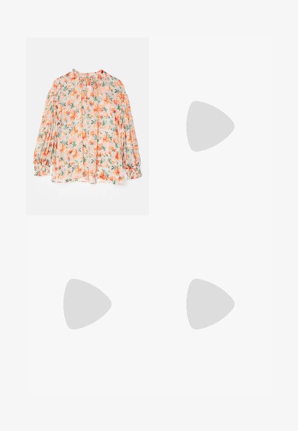 Blouse florale avec un fond pêche clair, ornée de fleurs orange et de feuilles vertes. Manches longues bouffantes, poignets froncés et décolleté à nouer.; Jean évasé bleu foncé en denim. Il présente une taille haute, des poches avant et des fentes au bas. Design classique à cinq poches.; Ballerines en cuir noir avec un bout rond, texture lisse, détails de couture minimalistes et design de semelle flexible.; Sac à main en cuir marron avec une fermeture à rabat, des accents en métal doré, une bandoulière et une texture lisse. Forme rectangulaire compacte.