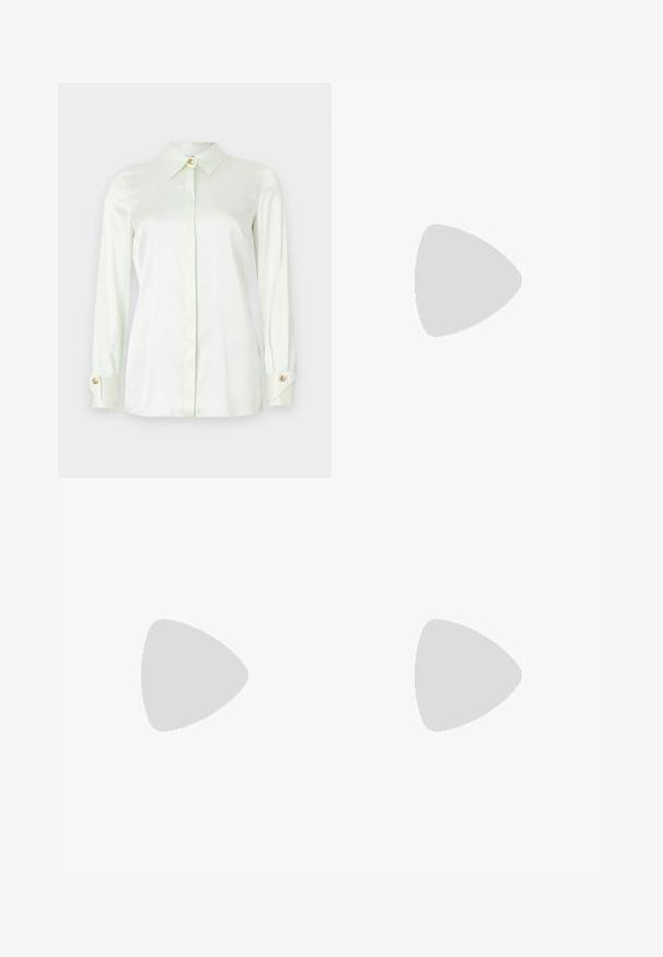 Elisabetta Franchi Blusa - menta; Pantalones negros con un diseño a medida, que presentan una cintura alta, pliegues y un corte recto. Fabricados en tejido suave de color sólido.; Las sandalias negras de tacón alto presentan finas correas con un diseño anudado, una punta cuadrada suave y un elegante tacón de aguja.; Bolso de mano metálico gris claro con una cadena como asa, adornado con pequeños remaches metálicos circulares y un logotipo de marca en forma triangular.; Aros de plata en forma de aro con un acabado liso y brillante. Diseño redondeado y ligero, con cierre de tipo post-back.