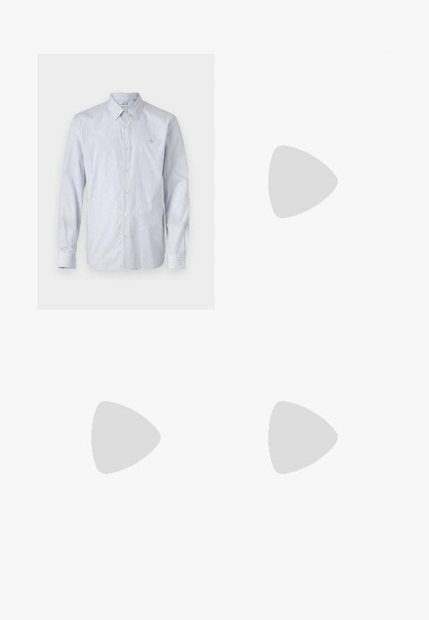 Camisa de manga larga a rayas en mezcla de algodón azul claro y blanco. Presenta cierre de botones, un cuello clásico y un pequeño logo bordado en el pecho.; Jeans de mezclilla azul claro con un corte amplio, piernas rectas, diseño de cinco bolsillos y cierre de botón en la cintura. Detalle de costura minimalista.; Zapatillas Lacoste en gris oscuro con material de malla y sintético, que cuentan con una suela texturizada y detalles en marrón en el cuello y la marca.; Riñonera en estampado de tie-dye azul oscuro con cremallera en la parte superior, material texturizado y un detalle de logotipo prominente en la parte frontal.