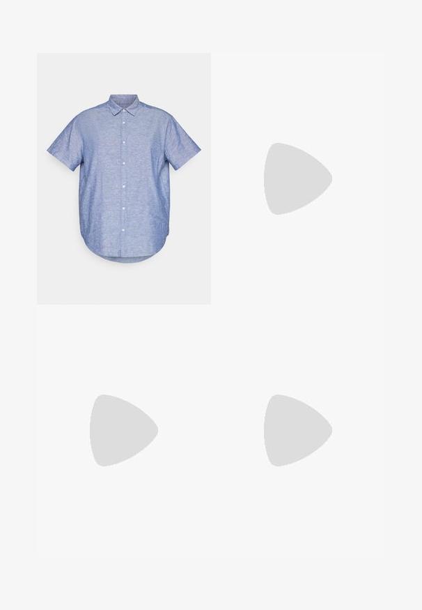 Jack & Jones JJE niebieski; Szara koszulka wykonana z mieszanki bawełny z czarnym logo Nike; ma małą metkę Nike na bocznej krawędzi; prosta konstrukcja, krótkie rękawy.; Beżowe spodnie cargo z lekkiego materiału bawełnianego. Posiadają elastyczne mankiety, wiele bocznych kieszeni oraz zapięcie na guzik.; Białe skórzane sneakersy z perforacjami, okrągłym noskiem, płaską podeszwą i grubymi sznurówkami, z widocznym logo swoosh i napisem „AIR” na pięcie.