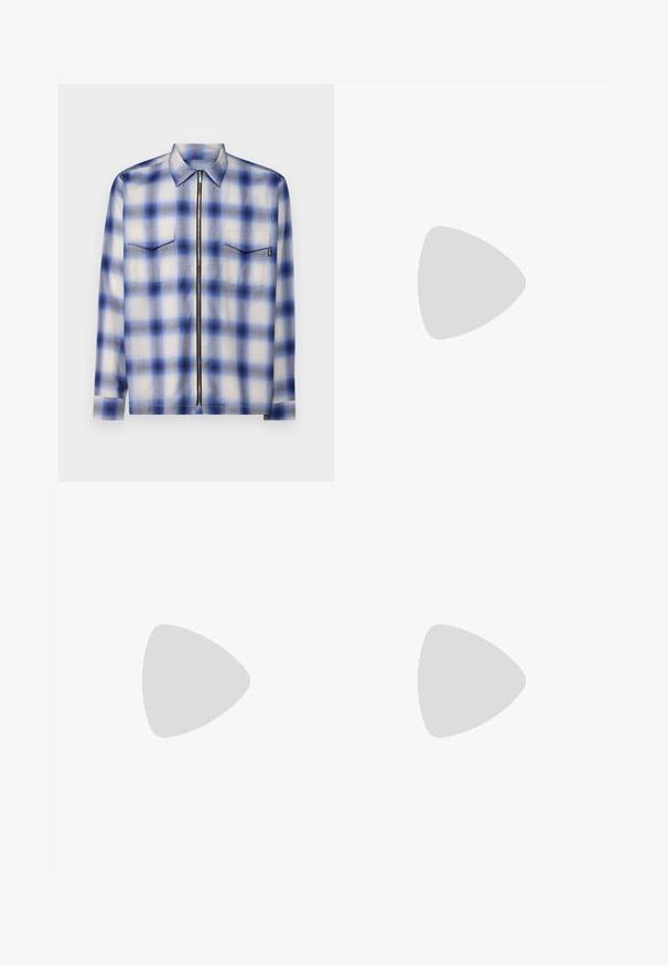 Camicia con bottoni in tessuto leggero, presenta un motivo a quadri blu e bianchi, maniche lunghe, colletto, due tasche sul petto e una chiusura frontale con zip.; Filippa K TERRY CROPPED TROUSERS - Pantaloni - sage melange; Mocassini neri in pelle con una texture liscia, punta arrotondata e una striscia decorativa sulla tomaia. Tacco basso impilato, design minimalista.; Occhiali da sole neri rotondi con lenti scure e sottili bracci in metallo. Include punte trasparenti e accenti argentati alla cerniera. Design minimalista.