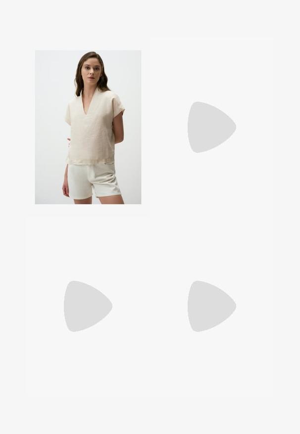 Beige linnen top met korte mouwen en een V-hals. De zoom is recht, wat het goed laat combineren met witte shorts. De stof heeft een licht gestructureerde afwerking.; Lichtgewassen denimjeans met een wijde pijp. Bevat een klassiek vijf-pocketontwerp, knoopgulp en subtiele vervaging voor een ontspannen uitstraling.; Zwarte leren platte schoen met ronde teen en lage hak, ontworpen voor casual of formele gelegenheden.; Zwarte leren hobo tas met een slouchy ontwerp, brede schouderband en een gladde textuur. Heeft een enkele ritssluiting aan de zijkant.