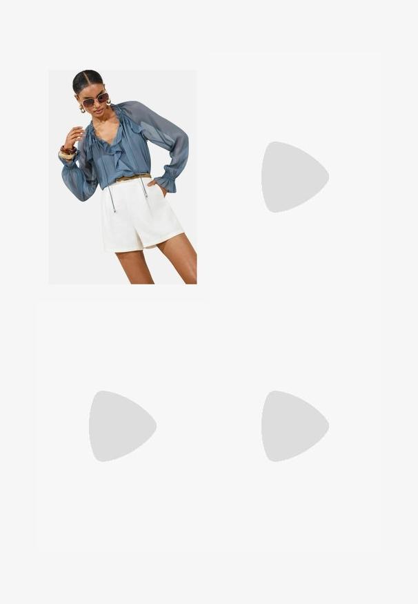 Helleblause aus durchscheinendem Material mit Rüschen, langen Puffärmeln und Bindebanddetails, dazu weiße Shorts. Die Accessoires bestehen aus großen Sonnenbrillen und Armreifen.; Schwarze Hose mit geradem Schnitt, ausgestattet mit Fronttaschen und Seitenschlitzen am Saum. Hergestellt aus weichem, glattem Stoff. Geeignet für verschiedene Anlässe.; Schwarze Lackleder-Slingback-High Heels mit spitzem Schuh und einem geometrischen Blockabsatz. Verfügt über ein schlankes, minimalistisches Design und eine glatte Textur.; Schwarze Lederhandtasche mit geschwungener Form, abnehmbarem Tragegurt und goldenen Beschlägen. Die Tasche verfügt über einen Deckel mit einer Schnallen-Details.