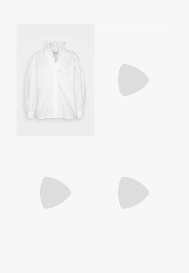 sandro CHEMISE - Blus - blanc; Marinblå skräddarsydda byxor med rak passform, med en slät textur, två framfickor och en ren midjeband.; Svart lädersandal med justerbart spänne, platt tanfärgad sula och två breda remmar som korsar över foten, minimalistisk design.; Svart läderhandväska med en silverkedja, prydd med dekorativa vingdetaljer och vit sömnad längs den nedre sömmen.