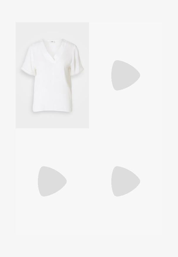 JDY JDYJOY - Bluză - cloud dancer; Jeanși evazați de culoare albastru deschis, din denim, cu talie înaltă, cinci buzunare și închidere cu un singur buton. Textură moale cu un finisaj decolorat.; Pantofi cu toc slingback din piele lacuită neagră, cu vârf ascuțit și toc geometric. Prezintă un design elegant, minimalist și o textură netedă.; Geantă din piele neagră, cu o formă curbată, curea detașabilă și accesorii aurii. Geanta are un capac cu un detaliu tip cataramă.