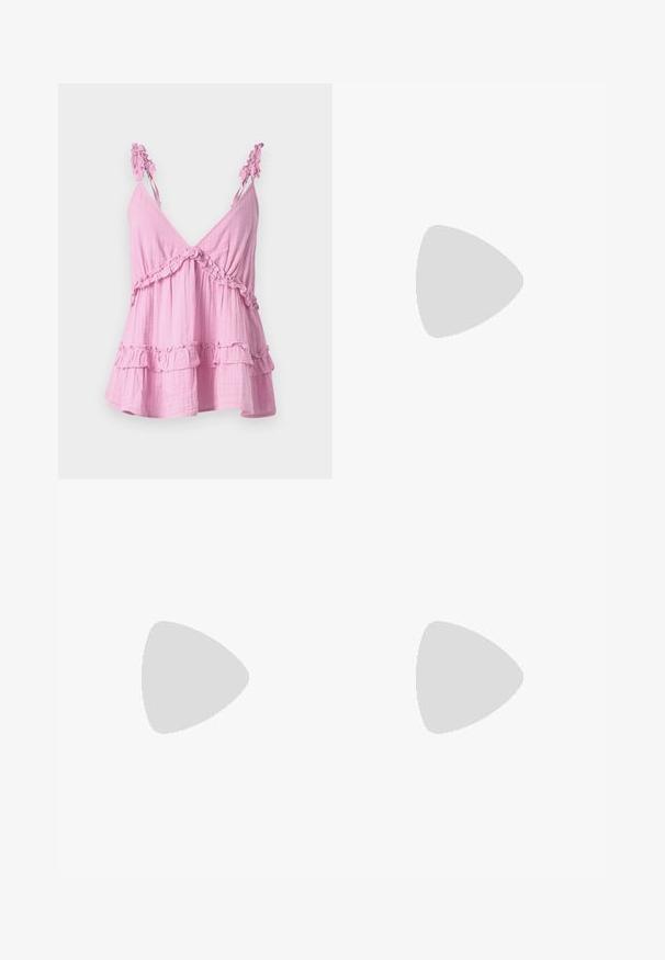 Rosa, ärmelloses Oberteil aus weichem Stoff mit Rüschendetails entlang des Ausschnitts und Saums. Hat ein lässiges, gestuftes Design.; Stradivarius STRAIGHT FIT  - Stoffhose - beige; Schwarze High Heel Sandalen mit quadratischer Zehenpartie, aus weichem Wildledermaterial, dünnen Riemen und spiralförmigen Knöchelbindungen. Der Blockabsatz sorgt für Stabilität.; Braune Leder-Tote mit zwei langen Tragriemen, strukturiertem Shape, glatter Textur und minimalistischem Design. Keine sichtbaren Beschläge oder Akzente.