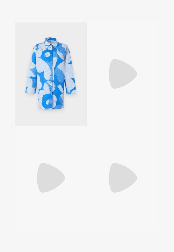 Marimekko HEITTO UNIKKO - Cămașă - blue/white; Pantaloni negri tailor-ed cu un design drept, având o textură fină și cute clare pe față. Fără elemente de prindere vizibile.; Sandale cu toc din piele neagră, cu bareta de gleznă ajustabilă, design cu vârf deschis și toc pătrat. Textură netedă, stil minimal. ; Geantă de umăr din piele neagră, cu un design structurat, având o formă tăiată, mânere superioare și accente din aur. Include o curea de umăr ajustabilă.