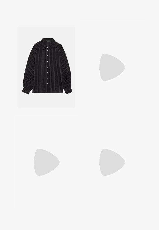 Schwarze Button-Up-Hemd mit weißen Streifen, featuring einen spitzen Kragen, langen Ärmeln und elastischen Bündchen. Hergestellt aus einem strukturierten Stoff.; Schwarze weit geschnittene Hosen mit glatter Textur, hoher Taille und klarem Design. Keine sichtbaren Taschen oder Verzierungen.; Schwarze Lederloafers mit glatter Oberfläche, verziert mit einem dekorativen Riemen, runder Zehenpartie und texturierten Sohlen. Getragen mit einem langen schwarzen Lederrock.; Goldene Creolen mit einer strukturierten, unregelmäßigen Form. Sie verfügen über einen nahtlosen Verschluss und eine polierte Oberflächenbehandlung, die ein modernes Design betont.