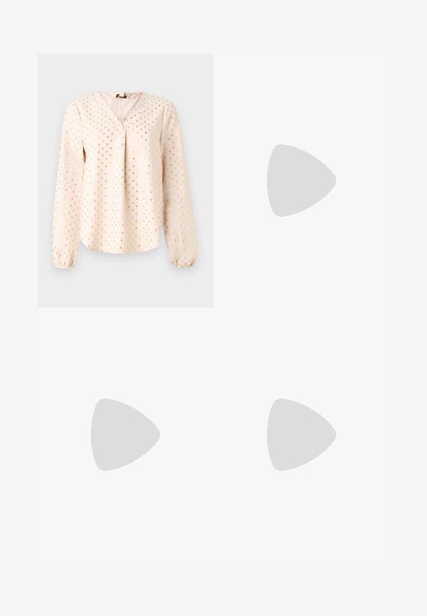 Långärmad, ljusrosa blus med V-ringning, med gyllene fyrkantiga mönster. Mjuk textur med samlade ärmslut och en avslappnad passform.; Svarta, vida byxor i ett faux lädermaterial. Har hög midja, bälteshällor, två framfickor och sömnaddetaljer.; Svarta ankelstövlar i slitstark läder, med sidodragkedja, kraftig strukturerad klack och rundad tådesign.; Svart lädertoffelväska med slät textur, rektangulär form och två långa handtag. Ingen synlig hårdvara eller dekorationer.