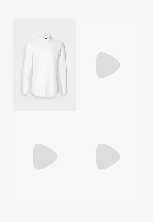 Witte lange mouwen knoopsluiting shirt, gemaakt van gladde stof, met een klassieke kraag en een rechte zoom met subtiele stikdetails.; Witte katoenen tanktop met een ronde halslijn, brede schouderbanden en een rechte zoom, met een gladde textuur en zonder zichtbare patronen.; Op maat gemaakte donkerblauwe broeken met een hoge taille, twee voorplooien, knoopsluiting en rechte pijpen in een soepele stof.; Zwarte leren loafers met een gladde afwerking, voorzien van stiksel op de voorkant en een lage, stevige zwarte rubberen zool.