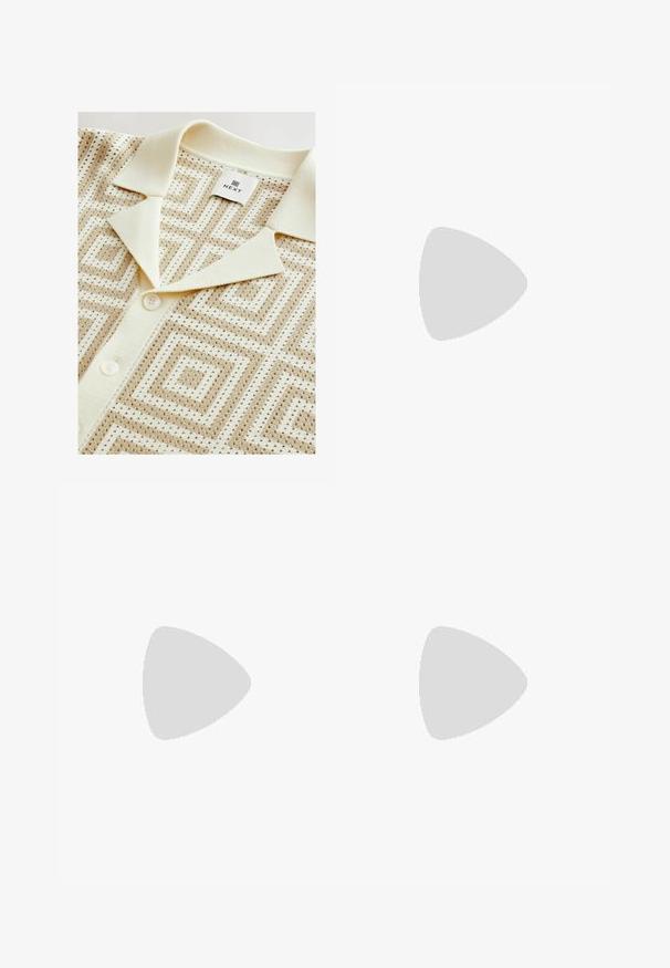 Next REGULAR FIT - SHORT SLEEVE GEOMETRIC PATTERN WITH CUBAN COLLAR 
 - Cămașă - neutral; Pantaloni negri din denim cu croială dreaptă, design cu cinci buzunare și închidere frontală cu nasture. Textură netedă cu detalii de cusătură minime.; Tenisi negri cu un exterior din piele texturată imitată crocodil, vârf rotund și o talpă din cauciuc alb contrastant, cu un finisaj neted.; Ochelari de soare negri cu o formă rectangulară, lentile întunecate, accente argintii la tâmple și un finisaj mat pe cadru.