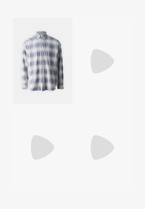 Camicia button-up realizzata in tessuto strutturato blu e bianco con un motivo a righe, dotata di maniche lunghe e colletto classico.; Top in cotone bianco, design senza maniche, collo rotondo, texture liscia, realizzato in un tessuto morbido e leggero. Due pezzi esposti.; Jeans in denim blu scuro con vita alta, design a gamba dritta, cuciture a contrasto e tasche applicate sulla parte frontale.; Sneakers neri in tela con punte e lacci bianchi in gomma. Le cuciture a contrasto e i fori in metallo aggiungono dettagli. Indossati con pantaloni beige e un tessuto nero.