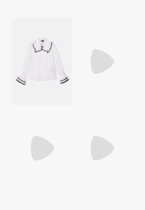 The Kooples CHEMISE - Hemdbluse - white; MM6 Maison Margiela PANTS - Stoffhose - grey melange; Schwarze Leder-Mules zum Hineinschlüpfen mit spitzer Zehe, geraffter Textur und kleinem Kitten-Heel. Verfügt über ein Zugbanddetail am Öffnung.; Grau Stoffhandtasche in Halbmondform, mit strukturiertem Oberflächen, silberner Kettenriemen und Reißverschlussverschluss. Schwarze Akzentuierung am Boden.
