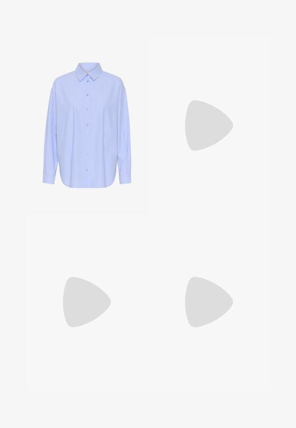 Svetlo modrá košeľa s dlhým rukávom, s golierom na zapínanie, predným zapínaním na gombíky a mierne zaobleným lemom. Mäkka látka s hladkou textúrou.; Hnedé nohavice so širokými nohavicami a hladkou textúrou, s vysokým pásom a prednými skladmi. Tkanina je ľahká a voľne sa pohybuje.; Čierne lakované sandále na podpätku so štvorcovou špičkou, navlečenými remienkami okolo členku a striebornými prackami. Disponujú masívnym blokovým podpätkom pre stabilitu.; Hnedá kožená taška na rameno s hladkou textúrou, otvoreným vrchom a dvoma ramenými popruhmi. Má minimálne šitia a žiadne viditeľné kovania.