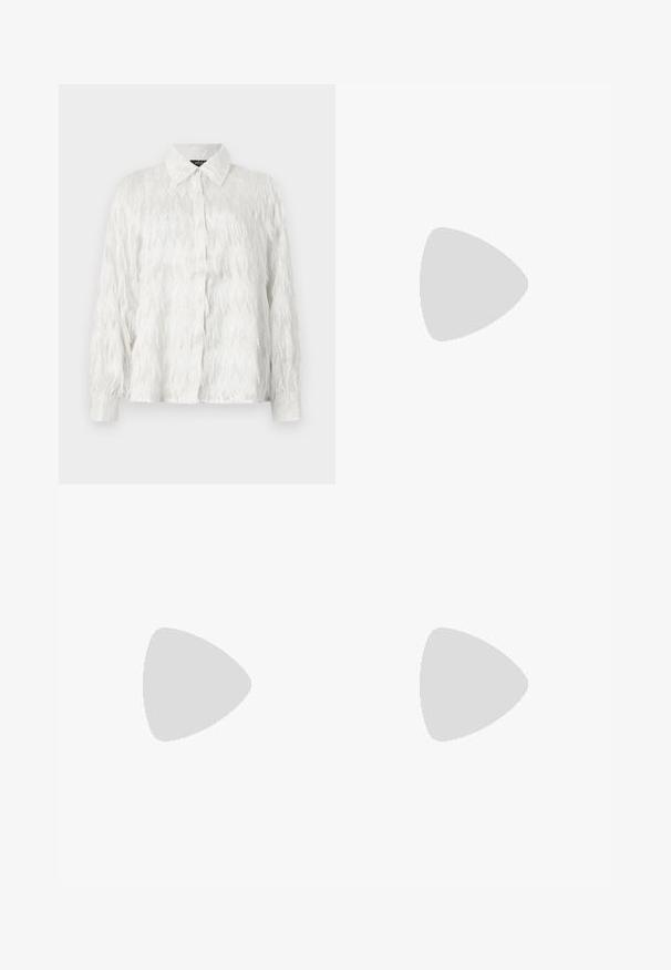 Camicia bianca con bottoni, caratterizzata da un motivo a zigzag texturizzato e dettagli sfilacciati, dotata di colletto classico e maniche lunghe.; Pantaloni neri su misura con un design a gamba dritta, caratterizzati da una texture liscia e pieghe ben definite sul davanti. Senza hardware visibile.; Pump nera in suede con tacco alto, punta affilata e tacco spesso. Design elegante, texture liscia e stile minimalista. Nessun marchio visibile.; Borsa a mano in pelle beige con una forma triangolare strutturata, dotata di un manico in catena argentata e di un logo in metallo scritto in corsivo.