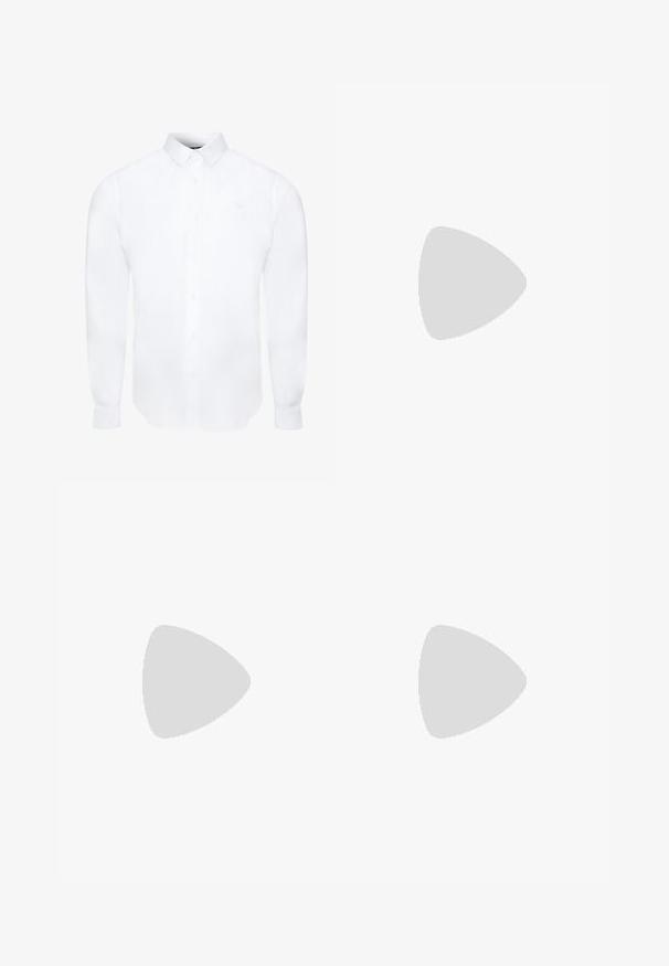 Threadbare OLLY LUXE - Zakelijk overhemd - weiss; Zwarte polo met korte mouwen, voorzien van een gestructureerd, abstract patroon. De kraag is plat en iets geopend, wat het ontspannen ontwerp benadrukt.; Leren denim shorts in lichtblauw met een klassieke snit. Bevat vijf zakken, oranje stikselaccenten en ruwe zoomranden.; Zwarte leren loafers met een gladde afwerking, ronde neus en decoratieve stiksels op de wreef. Lage gestapelde hak en een lichte glans.