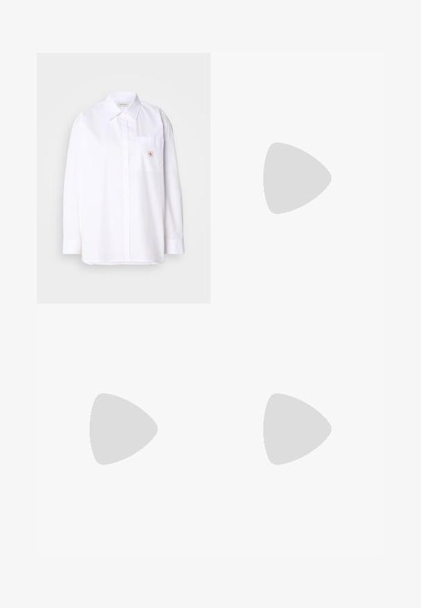 Biela bavlnená košeľa na gombíky s dlhými rukávmi, s náprsné vreckom a malou nášivkou CK na vrecku. Hladká textúra a prispôsobený strih.; Tmavomodré široké džínsy z denimu s vysokým pásom, zdobené oranžovým šitím, päť vreckovým dizajnom a zapínaním na gombík.; Biele nízke tenisky s čiernym pätkovým dielom, platformovou podrážkou, šnúrkami a logom "CK" značky Calvin Klein na boku.; Strieborné kruhové náušnice s textúrovaným dizajnom, ktorý obsahuje vertikálne ryhy. Obdĺžnikový tvar so zabezpečovacím uzáverom. Hladký povrch.