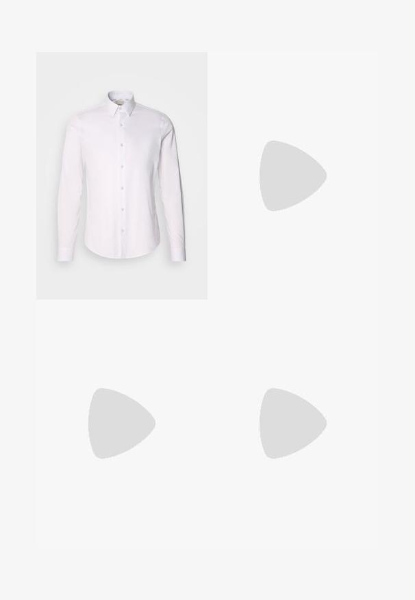 Chemise blanche à manches longues en tissu lisse avec un col boutonné, présentant un plastron entièrement boutonné et un ourlet arrondi.; Pantalons en denim noir avec une coupe droite, poches avant, fermeture à boutons et passants de ceinture. Texture lisse avec des détails de couture minimalistes.; Chaussure noire à enfiler avec un bout arrondi, dotée d'un dessus texturé, d'une semelle blanche lisse et d'un détail de marque subtil sur le côté.; Lunettes de soleil rectangulaires noires avec des verres verts, dotées d'une finition mate, de branches droites et du logo Ray-Ban sur le côté.