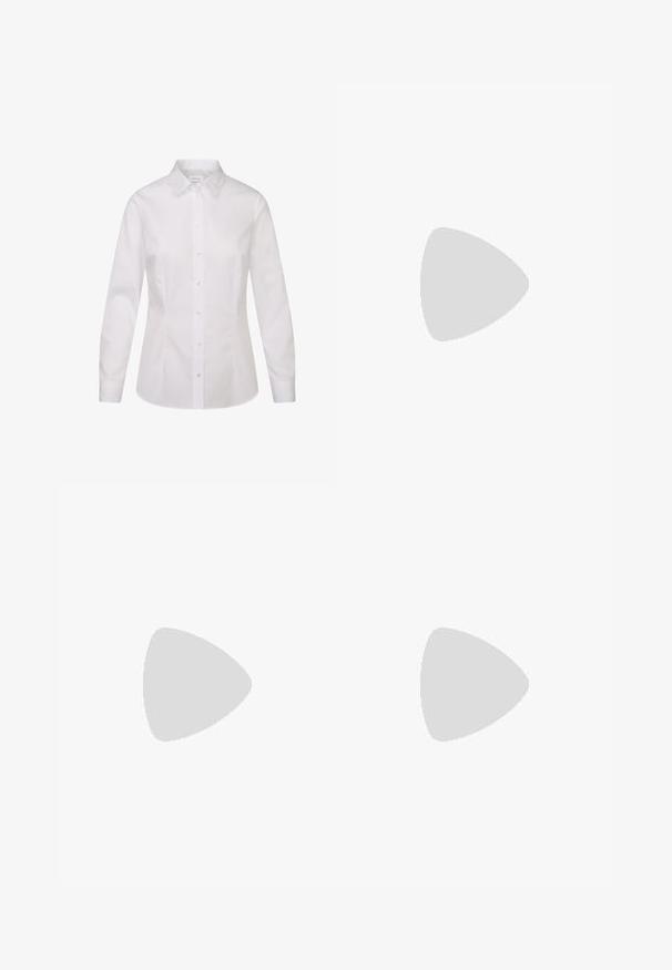 Camicia bianca a maniche lunghe in tessuto liscio, con colletto classico, chiusura con bottoni e design aderente.; Pantaloni a gamba larga marroni realizzati in un tessuto liscio, con vita alta, pieghe frontali e due tasche laterali.; Pumps in vernice nera con punta affusolata, cinturino alla caviglia e tacco largo. Presentano una design aperto ai lati e una texture liscia e lucida.; Borsa tote in pelle marrone con texture liscia, design con apertura superiore e due spallacci. Presenta cuciture minime e nessun hardware visibile.