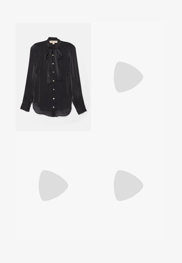 Blusa nera a maniche lunghe realizzata in tessuto setoso con scollo annodato, bottoni dorati e orlo leggermente curvo. Tessuto liscio con una sottile lucentezza.; Jeans a gamba larga in denim bianco sporco. Design a vita alta con chiusura a bottone, due tasche frontali e dettagli di cucitura a contrasto.; Mocassini in pelle nera con suola spessa, caratterizzati da un accento dorato nella parte anteriore e una finitura liscia. Design della suola con profilo spesso.; Borsa a tracolla in pelle crema con forma curva, caratterizzata da dettagli in metallo dorato. La tracolla è attaccata con un gancio metallico.