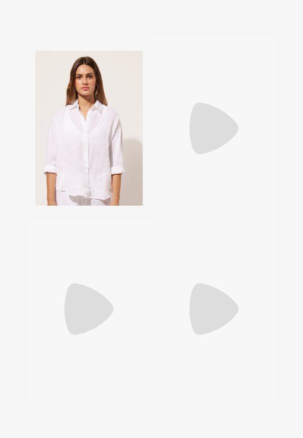 Calzedonia Overhemdblouse - weiß c  white; Donkerblauwe wijde jeans van denimstof met een hoge taille, voorzien van oranje stiksels, een vijf-pocket ontwerp en een knoopsluiting.; Suède klompen in licht olijfgroen met een gevormde kurk- en rubberen zool. Voorzien van een zijriem met een metalen gesp en een ronde neus.; Zwarte handtas van glad materiaal met dubbele handvatten, een afneembare schouderband en een ronde reliëflogo-detail aan de voorkant.
