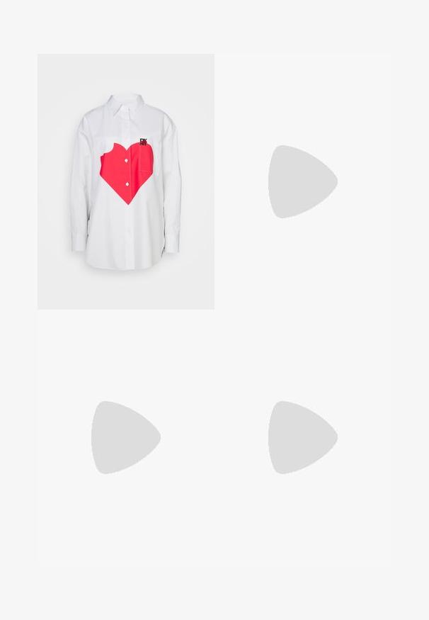 DKNY OVERSIZED PRINTED HEART - Paitapusero - white; Valkoinen poimutettu hihaton toppi, jossa on pyöreä kaula-aukko, suora helma ja sileä, joustava materiaali.; Musta nahkahame, jossa on mukautuva muotoilu. Silkkinen pinta, saumat korostamassa muotoa ja suora helma. Minimalistinen ja tyylikäs ulkoasu.; Mustat nahkaiset polvipituiset saappaat, joissa on sileä pinta, pyöreä kärki ja leveä korko. Niissä on hienovaraisia ompeleita ja virtaviivainen muotoilu.