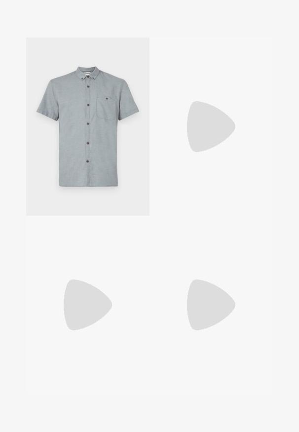 Košeľa s krátkym rukávom a golierom z svetlosivej látky s textúrovaným vzorom. Obsahuje vrecko na hrudi a tmavé gombíky.; Biela bavlnená košeľa s dlhými rukávmi a okrúhlym výstrihom, s bočnými rozparkami na spodku a hladkou textúrou, zobrazená zozadu.; Svetlo modré denimové džínsy so strihom rovného nohu, päť vreciek, zapínanie na gombík, minimálne vyblednutie a kontrastné švy.; Biele tenisky s hladkým koženým zvrškom a nízkym profilom. Majú zaoblenú špičku, šesť očiek a štruktúrovanú gumovú podrážku.