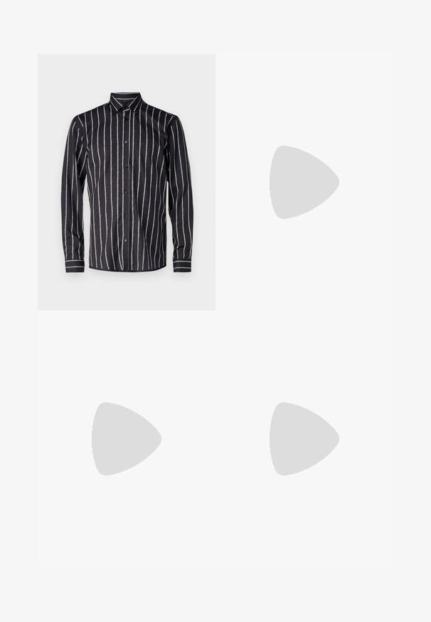 Bruuns Bazaar VANIGILLY SHIRT - Skjorter - black; Hvid bomulds T-shirt med korte ærmer, rund hals og en diskret Levi's logo trykt i midten. Blød tekstur og standard pasform.; Mørkeblå vidde jeans lavet af denim, med fem lommer, kontrasterende syninger og en knaplukning i taljen.; Sorte læder loafers med en glat finish, rund tå og dekorativ syning på vampen. Lav stablet hæl og let glans.
