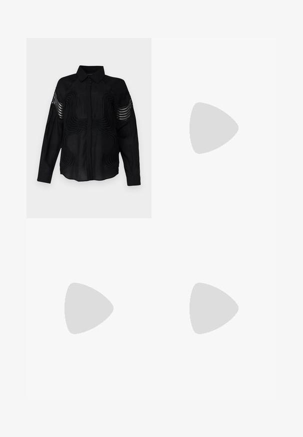 Copenhagen Muse Bluse - black; Weite Hosen aus dunklem Marineblau. Mit flachem Bund, Gürtelschlaufen und seitlichen Taschen. Das Material ist glatt und hat einen leichten Stretch.; Goldfarbene, metallische Sandale mit hohen Absätzen und Blockabsatz, Riemen um den Knöchel mit Schnalle und offener Zehenpartie auf einem schlichten weißen Hintergrund.; Goldfarbene Paillettenhandtasche in rechteckiger Form, mit einem kurzen Griff und einem langen Kettenriemen. Die Textur ist glänzend und reflektierend.