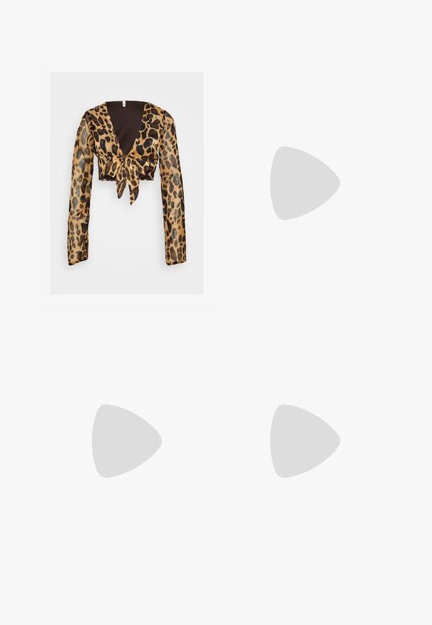 Cropped top z leopardjim vzorom s dolgimi prosojnimi rokavi. Ima globok V-izrez in sprednji detajl s pripenjanjem. Prevladujoči rjavi in črni barvi.; Široke črne hlače iz gladkega materiala, ki imajo gumbasto zapiranje in subtilne naborke, ter elastičen pas za udobje.; Črne patentne usnjene čevlje s slingback pasom in ostrim nosom, metalni poudarek na nosu ter tanek kitten peto. Gladka tekstura, minimalisticna zasnova.; Srebrni obroči za ušesa z gladko, polirano površino. Okrogla oblika in varna zaponka s klikom. Lahka zasnova, primerna za vsakodnevno nošenje.