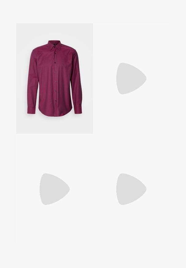 Burgundia pikkade varrukatega särk nööbiga kraega, tekstureeritud kangas ja tumedad nööbid, kumer helmik ja klassikaline istuvus.; Mustan puuvillane polo särk, millel on lukuga krae. Omab kontrastset valge ja halli krae äärist. "BOSS" logo vasakul poolel.; Hallitse hägatud puuvillasegused püksid, millel on sirge lõikega disain, ees nupuga kinnitus, vööde augud ja küljetaskud.; Mustad nubuk Chelsea saapad elastsete külgpaneelide, ümarate varvaste ja madala kummitaldiga. Tagaküljel on tõmblõng lihtsaks jalga panemiseks.