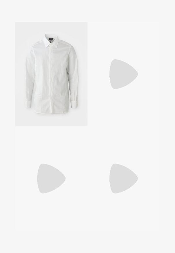 Camisa blanca de manga larga hecha de tela ligera, con un cuello estructurado, cierre frontal de botones y un sutil patrón texturizado en la tela.; Pantalones negros ajustados con un diseño de pierna recta, confeccionados en una tela suave, que cuentan con un cierre frontal de botón y dos bolsillos laterales.; Pantalones beiges con un acabado texturado, combinados con mocasines negros brillantes que tienen una suela gruesa y costuras de acento.; Collar de cuentas plateadas con elementos metálicos redondos y un cierre ovalado alargado. Textura suave, mide aproximadamente 50 cm de longitud.