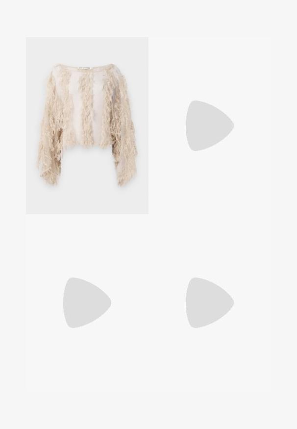 Kortærmet cropped top i beige med teksturerede frynser langs fronten og ærmerne. Gennemsigtig stof med en glat inderside.; Sorte faux læderbukser med en vidde benlængde, der har hvid syning, frontlommer og en guldfarvet knap i taljen.; Sort læderballetsko med rund tå, glat tekstur, minimal syning og et fleksibelt såldesign.; Sort tote bag med tekstureret materiale, der har et diamantmønster, skulderremme og fed rød og hvid tekst, der står "JE M'EN FOUS."