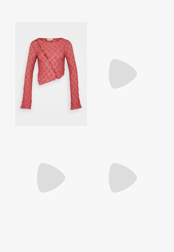 Top corto de encaje rojo con mangas largas, con un diseño envolvente y un patrón floral texturizado. La tela es traslúcida y delicada.; Dos camisetas sin mangas con bordes ondulados. Una es de color azul marino y la otra es blanca. Ambas cuentan con tirantes delgados y un diseño ajustado.; Leggings negros de canalé con una cinturilla alta, forma ajustada y textura suave. Incluye un sutil detalle de hardware en la cinturilla.; Zapatilla de ante negra con acentos blancos y tres rayas, que cuenta con un talón blanco texturizado, suela de goma y la marca "Gazelle".