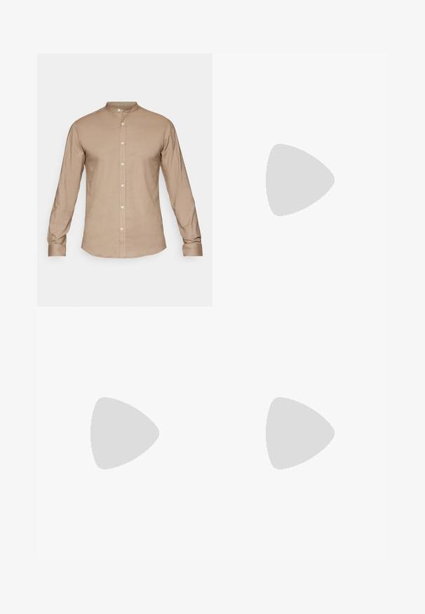 Beige overhemd met kraag en lange mouwen, knoopsluiting aan de voorkant en een gladde textuur. Heeft een subtiele glans, standaard manchet en geen patronen.; Zwarte broeken van gladde stof, met een recht model, twee voorknikken en een standaard tailleband met riemlussen.; Zwarte leren instapper met een gladde afwerking, voorzien van een gestikt ontwerp en een decoratieve metalen kettingaccent over de wreef. Platte hak.; Zwarte zonnebril met een rechthoekige vorm, donkere lenzen, zilveren accenten bij de slapen en een matte afwerking op het montuur.