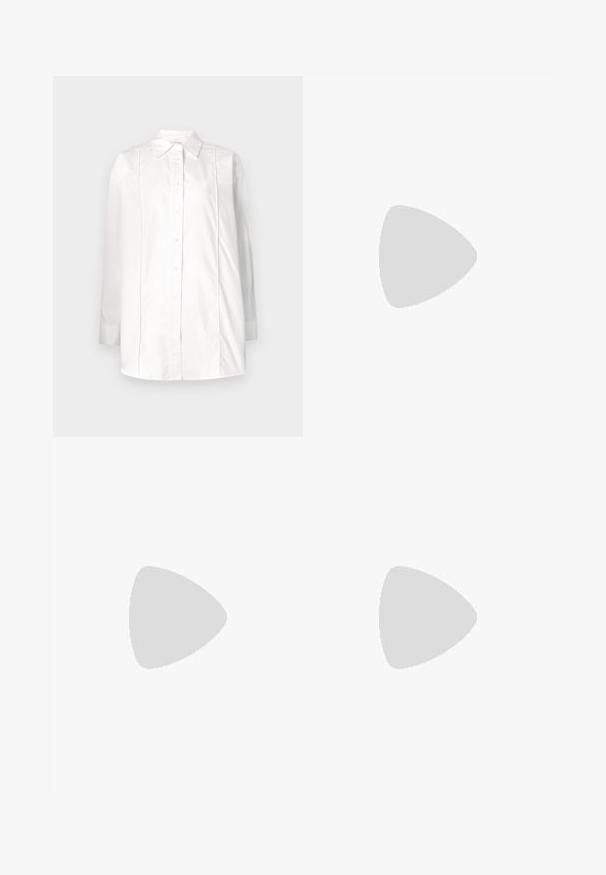 Bílá košile s dlouhým rukávem vyrobená z bavlny, s klasickým límečkem, zapínáním na knoflíky vpředu a svislými sklady na koruně.; Černé kalhoty z umělé kůže s širokými nohavicemi, elastickým volánkovým pasem a odnímatelným opaskem s mašlí. Hladká textura a minimální lesk.; Černé kožené baleríny s špičatou špičkou, zdobené kovovými očky různých velikostí a s nízkým čtvercovým podpatkem. Hladký povrch na dřevěné podlaze.; Černá taška přes rameno vyrobená z texturovaného syntetického materiálu s širokým siluetou, vybavená dvojitými uchy a detaily s logem.; Stříbrný kruhový náušník s lesklým povrchem, zdobený malými zlatými akcenty, v kulatém tvaru, nošený na lalůčku.