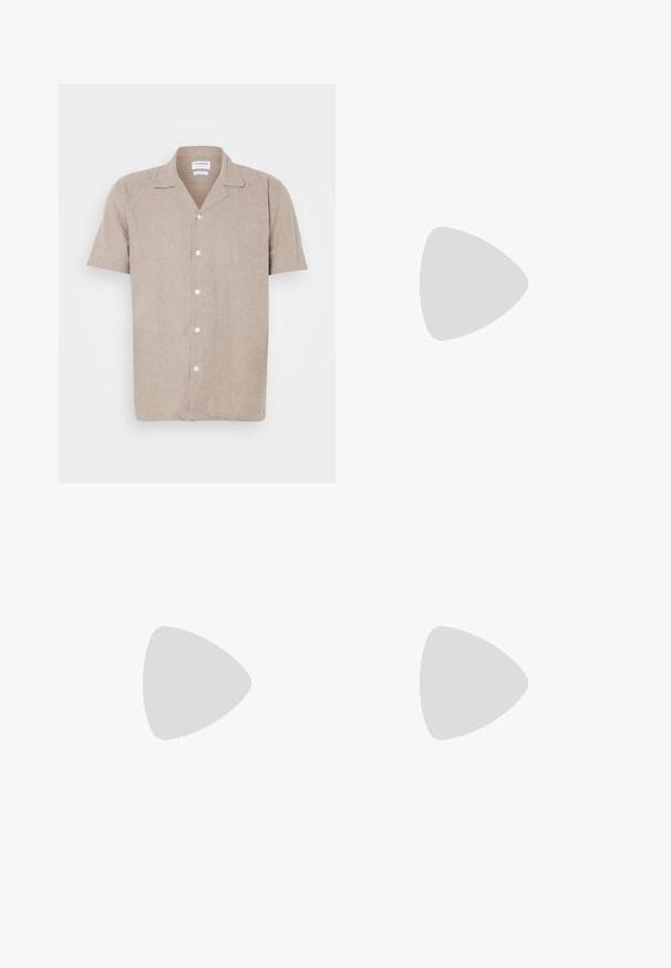 Rövidujjú len ing világos bézs színben, kivágott gallérral és fehér gombokkal az elülső részén, sima, texturált anyaggal.; Két hosszúujjú ing, egy fekete és egy fehér, pamutból készült, kerek nyakkivágással és sima textúrával, egymásra rakva bemutatva.; Sötétkék anyagú, széles szárú nadrág, amelyen részletes narancssárga geometrikus minta látható, plissézett elejével és karcsúsított derékrészével.; Fekete bőr loaferek, lekerekített orral, bojtokkal díszített pánttal és vastag talppal, amelynek a felülete mintázott. Sima textúra és klasszikus dizájn.