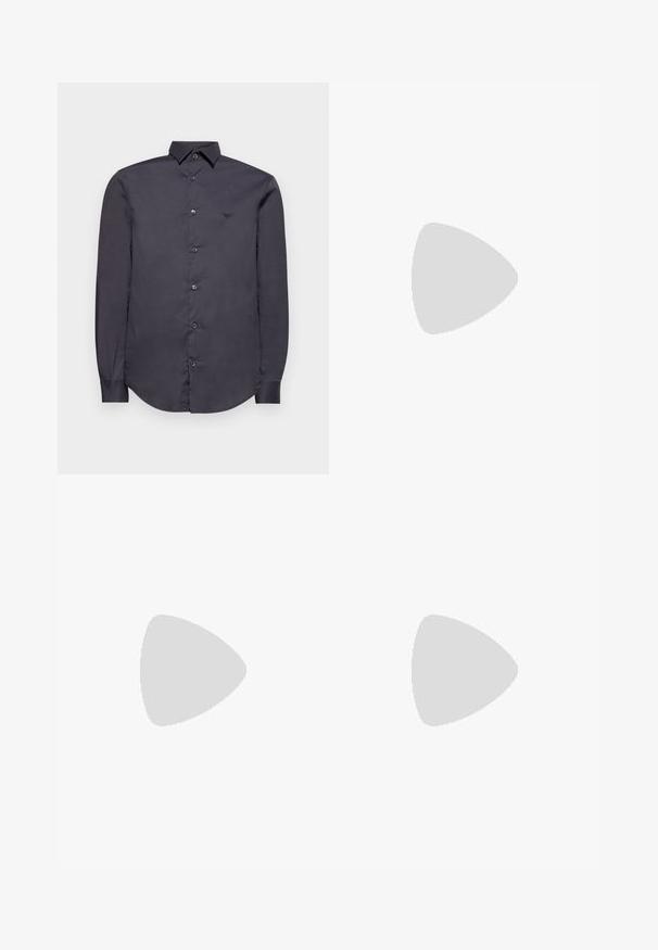 Emporio Armani Ing - phantom; Fekete, klasszikus szabású nadrág, egy gombos záródással és övhurkokkal. Simává és matt felületű anyag, minta nélkül.; Fekete bőr cipő lekerekített orral, alacsony fekete sarokkal és díszítő pánttal. Simább textúrájú, fényes felülettel.; Fekete bőr kézitáska texturált felülettel, elülső cipzáras zsebbel és levehető csuklópánttal. Elől logóval ellátott folt található. Téglalap alakú.