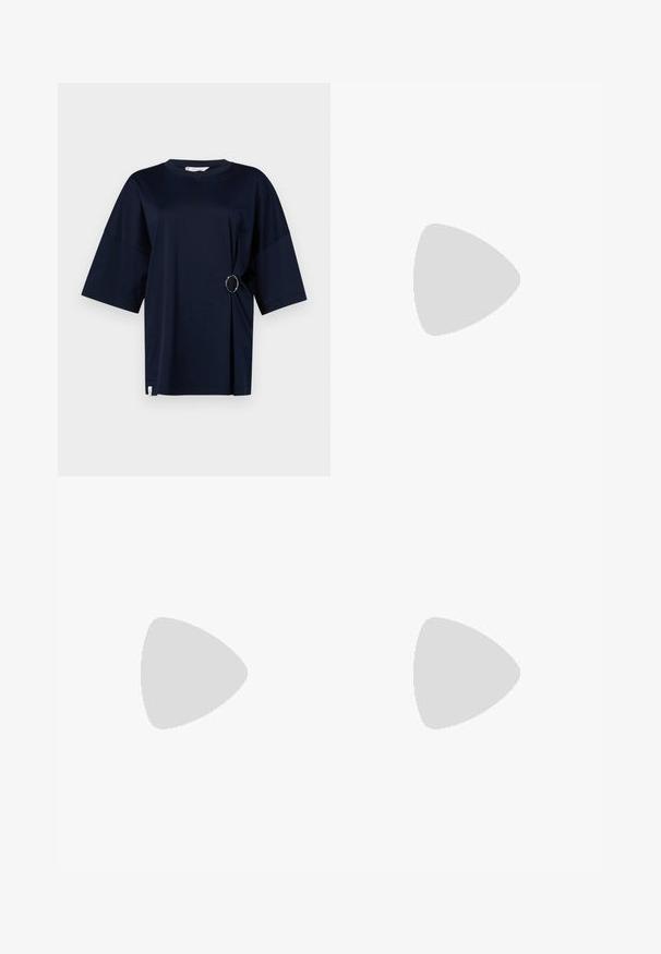 Navyblaues T-Shirt mit kurzen Ärmeln und rundem Halsausschnitt, das einen silbernen Ringakzent an der Taille und einen seitlichen Schlitz aufweist. Weicher Stoff.; Beige weite Hose aus glattem Stoff mit hohem Bund, gepunkteter Vorderseite und umgeschlagenem Saum, ausgestattet mit seitlichen Taschen und sauberem Finish.; Schwarze Leder-Pumps mit hohen Absätzen, spitz zulaufender Zehenpartie, offenen Seiten und einer eleganten Silhouette. Besitzt einen dünnen Absatz und einen roten Sohlenakzent.; THEMOIRè DHEA STRAW - Handtasche - shell