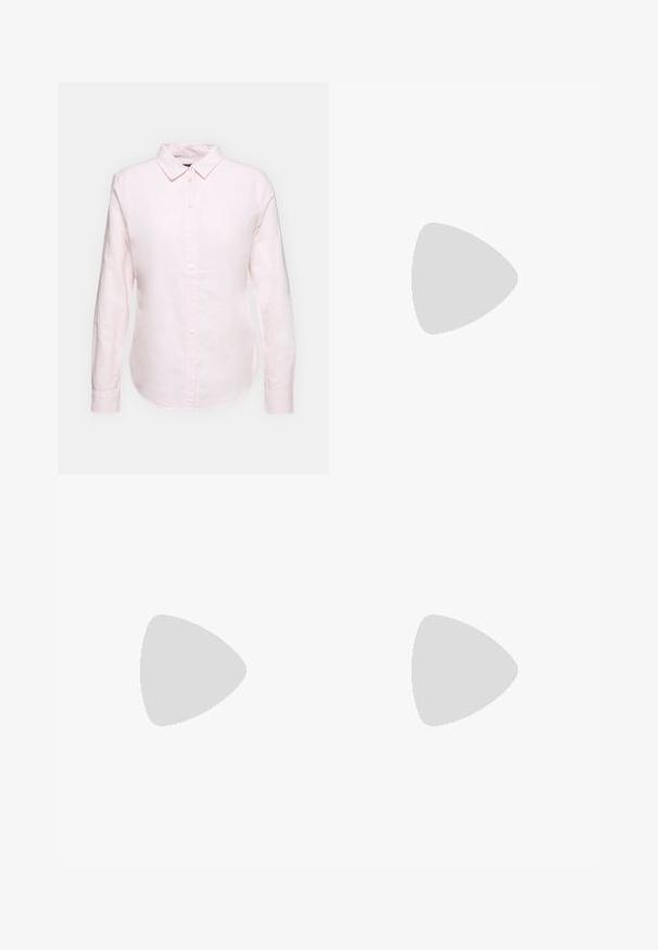 Camicia a maniche lunghe rosa chiaro con colletto a bottoni, dotata di orlo dritto e texture morbida, realizzata in cotone leggero.; Pantaloni neri a gamba larga realizzati in un tessuto morbido, con vita alta, pieghe frontali e tasche laterali. Design semplice senza decorazioni.; Sandali con tacco in vernice nera, con punta squadrata, cinturini alla caviglia e fibbie in argento. Presentano un tacco a blocco spesso per maggiore stabilità.; Borsa tote in pelle nera con texture liscia, forma rettangolare e due manici lunghi. Nessun hardware o decorazione visibile.