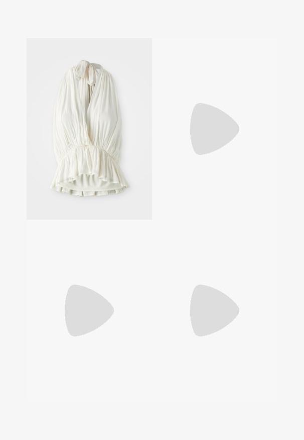 Lys elfenben halter topp laget av myk stoff, med en plisserte design og en innsamlet midje for en utsvingt kant. Knutes i nakken.; Bredde ben jeans i blå denim med høy midje, frontlås med knapp og glidelås, samt front- og baklommer mot en ensfarget bakgrunn.; Sorte skinnankelsko med firkantet tå, glidelås på siden og blokkhæl mot en vanlig lys bakgrunn.; Svart skinn toteveske med jevn tekstur, strukturert form, to håndtak og en fremtredende sølvspenne foran.