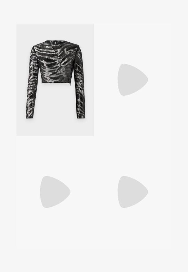 Svart långärmad croptopp med ett texturerat, metallic silvermönster och rund halsringning, med en dragkedja i ryggen.; Svarta, högmidjade byxor gjorda av ett texturerat material. Har raka ben, veck och justerbar dragsko i midjan.; Svart spetsig högklackad sko med krokodilskinnsstruktur, som har en elegant design, hög stilettklack och en slät svart innersula.; Silverfärgad metallhandväska med rundad triangelform, utrustad med en logotyp, kedjerem och slät yta. Dragkedjeslutning på sidan.