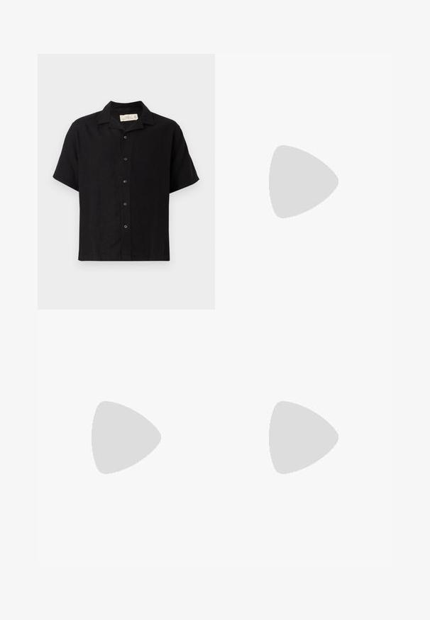 Lyhythihainen musta paita, joka on valmistettu pellavasekoitteesta. Paitassa on avara kaulus, etupainonappi kiinnitys ja rento leikkaus. Pehmeä rakenne, minimalistinen muotoilu.; Next SIGNATURE - REGULAR FIT - Housut - neutral; Musta kumisaapas sandaali, jossa on teksturoitu thong-hihna ja yksinkertainen litteä pohja, esitetty sivustolta vaalealla taustalla.; Kultaa metallikehyksiset aurinkolasit tummanvihreillä linsseillä, pilottilaatuinen tyyli, jossa on kapeat varret ja kilpikonnakuosiset korostukset päissä.