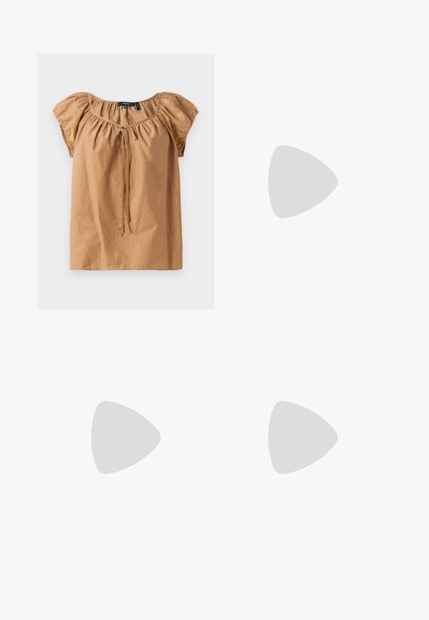 Barna, rövid ujjú blúz könnyű anyagból. Ráncolt nyakkivágással és kötőelemmel rendelkezik. Simább textúrával és laza fazonnal készült.; Fekete, redőzött szoknya könnyű anyagból, rugalmas derékkal. A padlóig ér, sima textúrával és minimalista dizájnnal.; Fekete bőr lapos cipő, hegyes orral és bokapánttal, arany csattal. Sima felület, enyhén fényes kivitel.; Arany lánc nyaklánc csavart mintával és domború részletekkel ellátott téglalap alakú kapoccsal. Sima textúra, minimalista stílus.