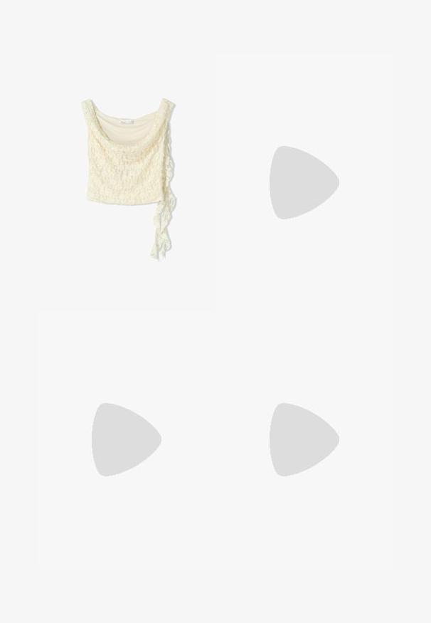 Spetscroppad topp i off-white, med en mjuk drapering, rundad halsringning och en sidoknytning för justerbar passform. Delikat blommönster över hela.; Mörkbruna vida byxor med hög midja, med en enkel knappstängning och plisserad front. Tillverkade av lätt tyg.; Svarta lackerade högklackade sandaler med två spännband, fyrkantig tå och en tjock klack, med en slät och glansig yta.; Brun läder crossbody-väska med en böjd form, gyllene detaljer och en spänneaccent. Har en avtagbar axelrem.