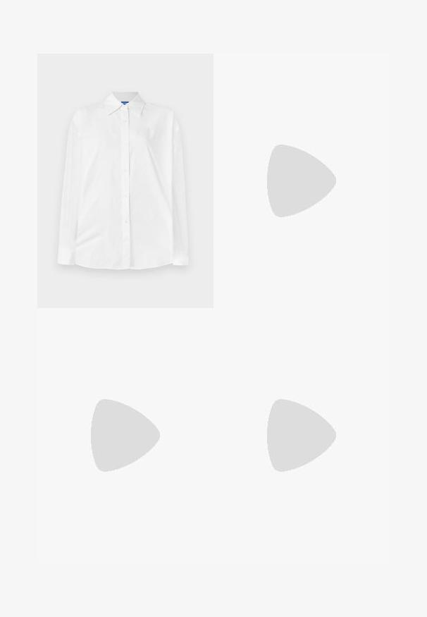 Hvid skjorte med knapper og klassisk krave, lange ærmer og et subtilt tonalt mønster i hele stoffet. Glat bomuldsstof med en afslappet pasform.; Sorte skræddersyede bukser med lige ben-design, der har en glat tekstur og skarpe folder langs fronten. Ingen synlige hardware.; Sorte læder slingback hæle med spids tå, der har en slank hæl og en guldfarvet detalje på den justerbare rem. Glat tekstur.; Sort læderhåndtaske med en struktureret design, der har en kortet form, tophåndtag og guld hardware-accenter. Justerbar skulderrem inkluderet.