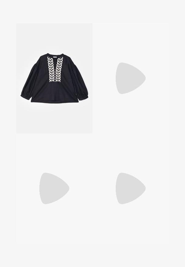 By Malene Birger CADMUS - Blouse - black; T-shirt en coton blanc avec des manches courtes, un col rond, une coupe décontractée et un ourlet cousu. Étiquette visible à l'intérieur du col.; Shorts en denim bleu clair avec taille haute, ourlet effiloché, design à cinq poches et coutures contrastées. Deux boutons à l'ouverture avant.; Chaussure de sport noire avec des accents gris, dessus synthétique lisse, semelle texturée, bout arrondi et lacets plats. Design classique avec un détail de logo.